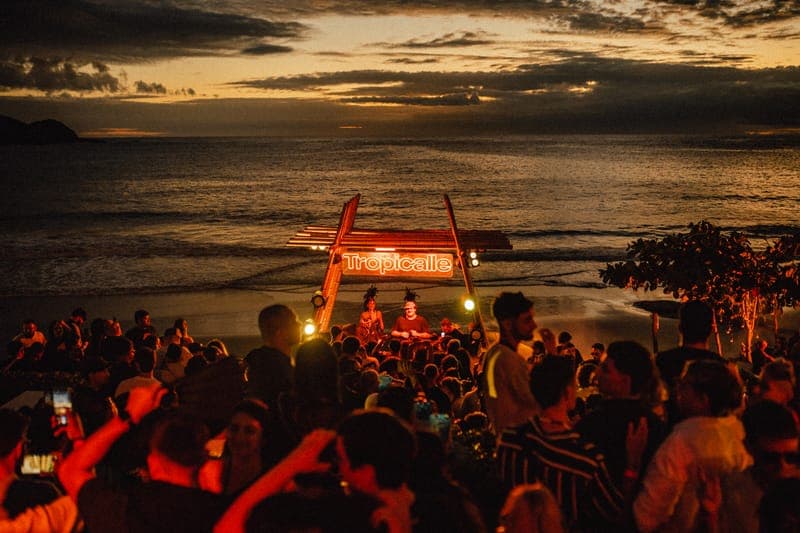 Tropicalle no Silk Beach Club — publico na pista